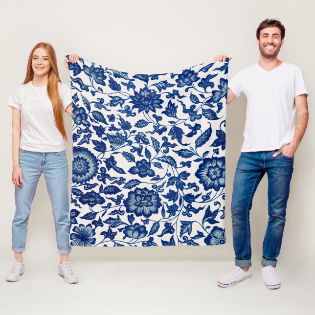 Elegant Blue Floral Pattern – Soft Fleece Blanket (In Situ)