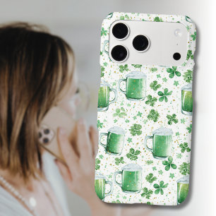Elegant Green Beer Mugs and Shamrocks White iPhone 17 Pro Max Case