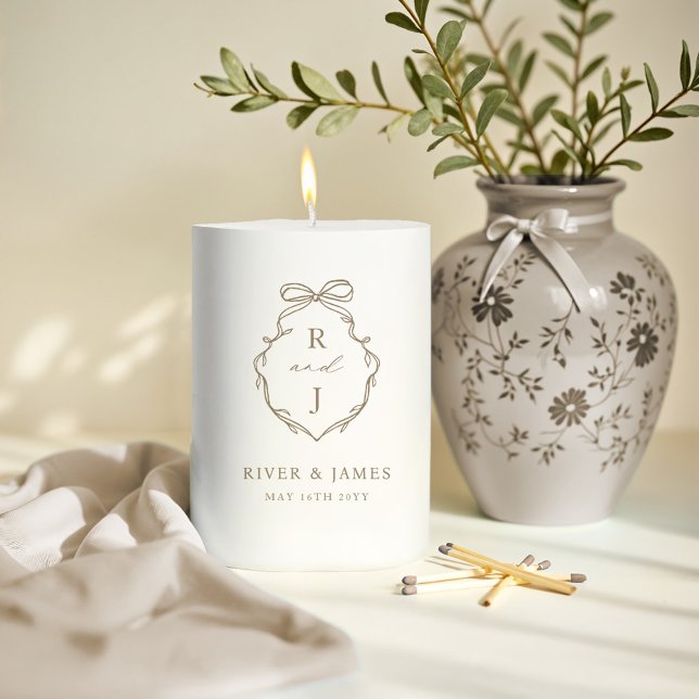 Elegant Hand Drawn Bow & Ribbon Monogram Wedding Pillar Candle (Elegant Hand Drawn Bow & Ribbon Monogram Wedding Pillar Candle)
