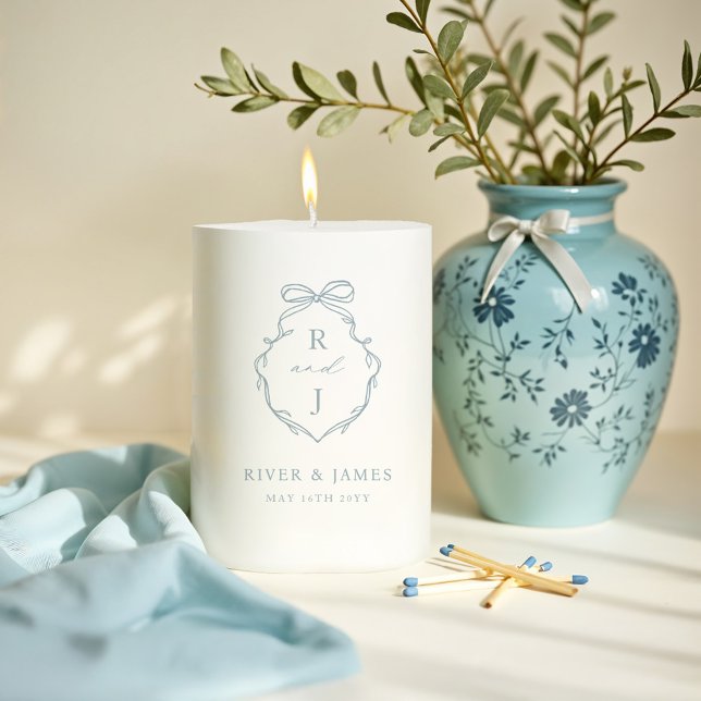 Elegant Hand Drawn Bow & Ribbon Monogram Wedding Pillar Candle (Elegant Hand Drawn Bow & Ribbon Monogram Wedding Pillar Candle)