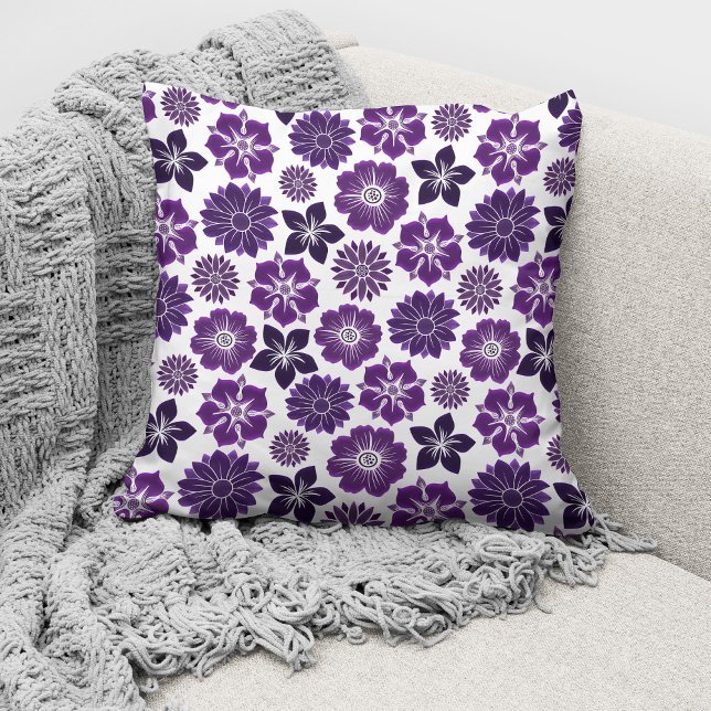 Elegant Purple Floral Pattern Throw Pillow (Creator Uploaded)