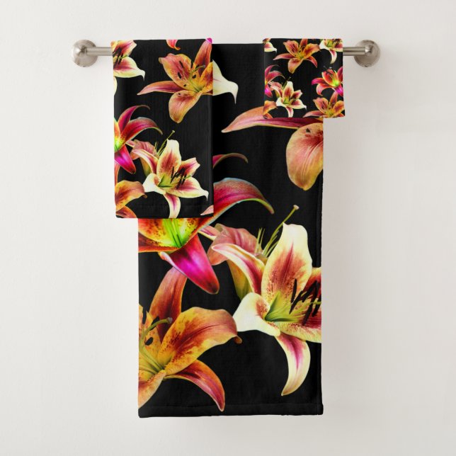 Elegant Trio of Yellow Pink Daylilies Floral Bath Towel Set (Insitu)