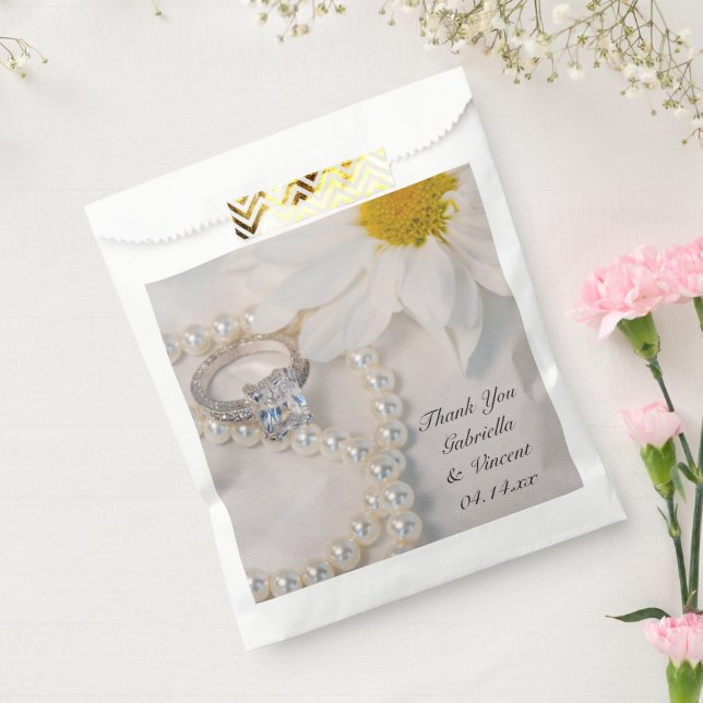 Elegant White Daisy Wedding Thank You Favor Bag (Sealed)