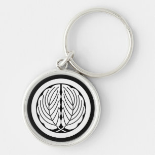 Embracing oak leaves in circle keychain