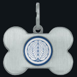 Embracing oak leaves in circle pet name tag<br><div class="desc">This KAMON is called 'Maru-ni daki kashiwa' in Japan.</div>