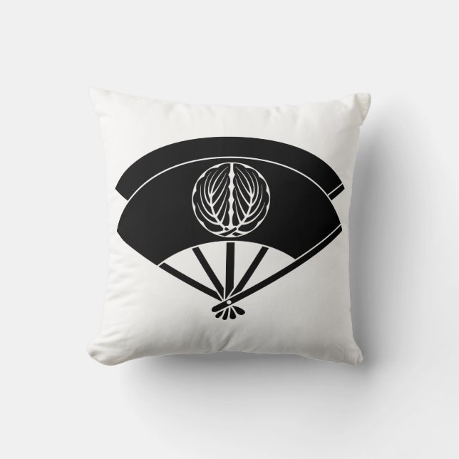 Embracing oak　leaves on layered fans throw pillow (Front)