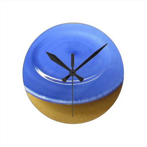 Empty color blue ceramic plate on straw paper round clock