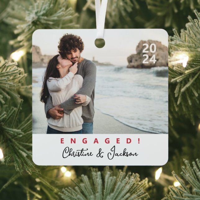 Engaged Christmas | Modern Trendy Couple Photo Met Metal Ornament (Insitu)