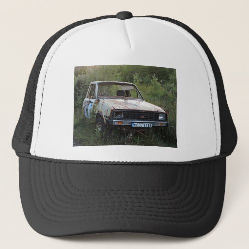 pave voiture trucker hat