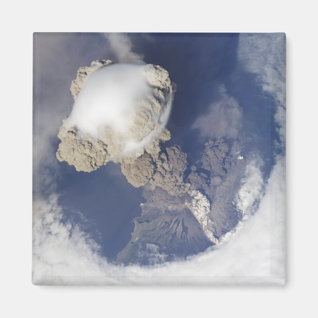 Eruption of Sarychev volcano Magnet (Front)