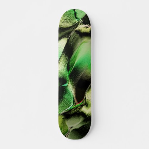 Esculpido de metal opaco em verde e tom de creme skateboard