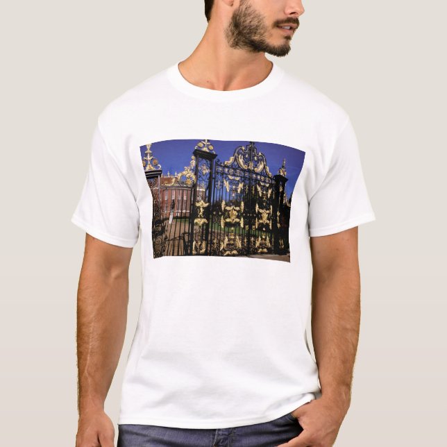 Europe, England, London. Gilded gate outside of 2 T-Shirt (Front)