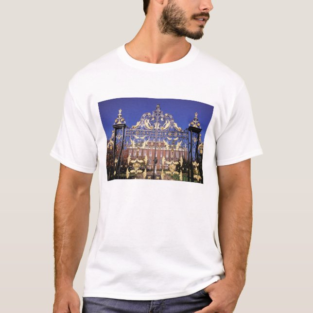 Europe, England, London. Gilded gate outside of T-Shirt (Front)