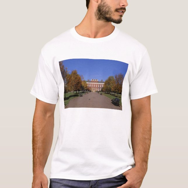 Europe, England, London. Kensington Palace in T-Shirt (Front)