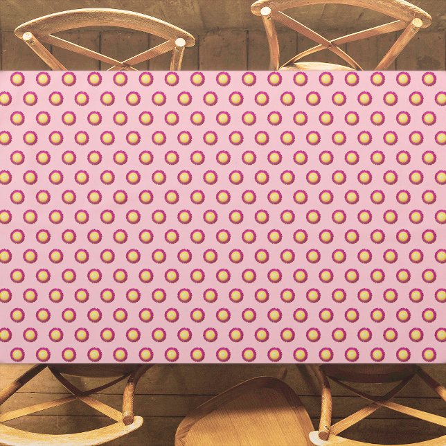 Everlasting Flower Seamless Pattern on Pink Tablecloth (Everlasting flower seamless pattern on tablecloth)