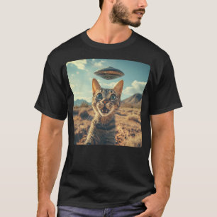 Extraterrestrial Encounter Cat Selfie with Alien U T-Shirt