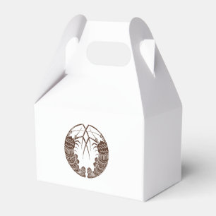 Facing spiny lobsters favor boxes