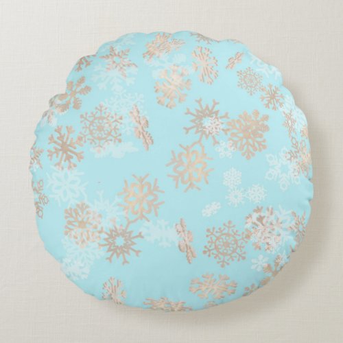 Falling snowflakes pattern on blue background round pillow