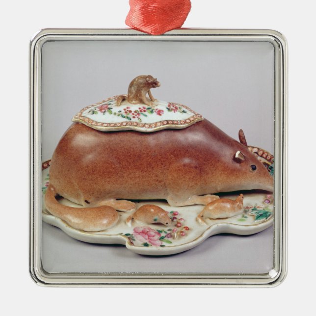 Famille rose sauce tureen and cover modelled metal ornament (Front)