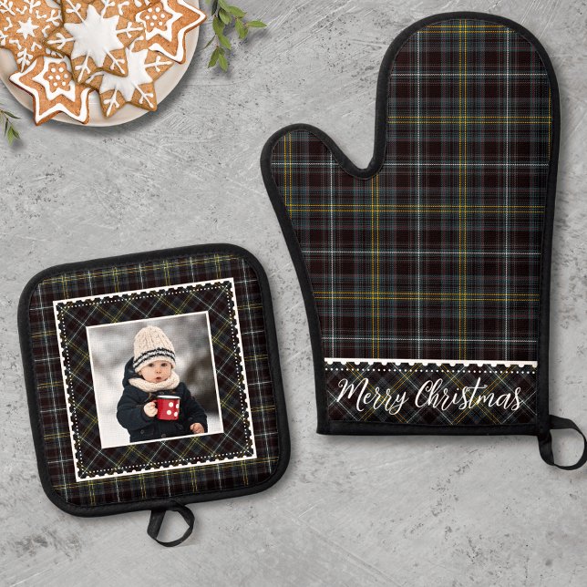 Farmhouse Plaid Family Photo Oven Mitt & Pot Holder Set (Farmhouse Plaid Family Photo Oven Mitt & Pot Holder Set)
