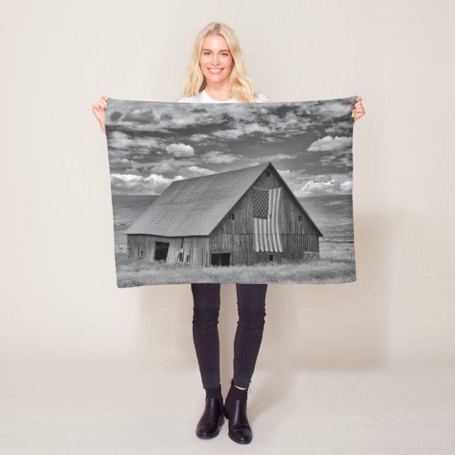 Farms | BW American Flag Barn Scene Fleece Blanket (In Situ)