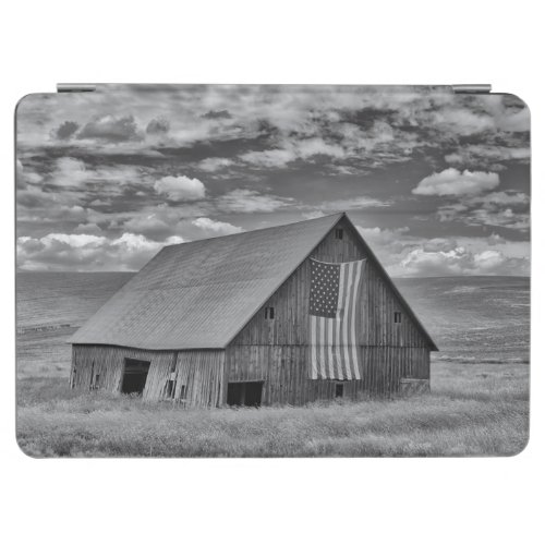 Farms  BW American Flag Barn Scene iPad Air Cover