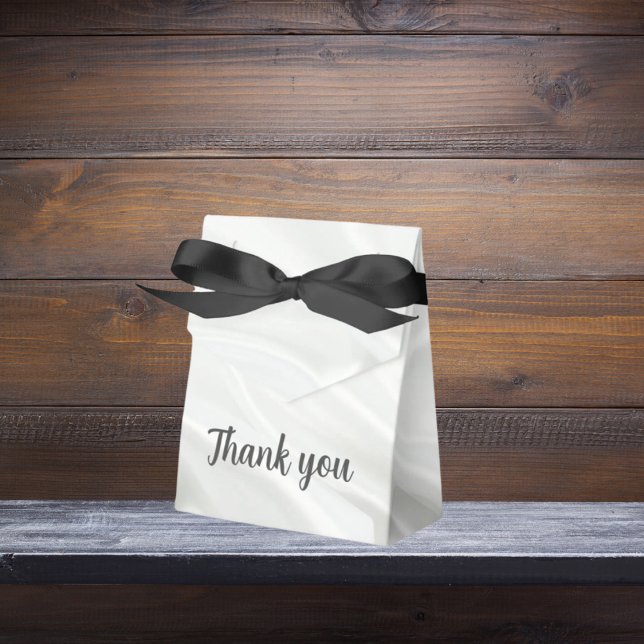 Favor box white silk customized message  (Creator Uploaded)