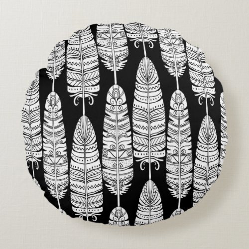 Feathers boho black and white pattern round pillow