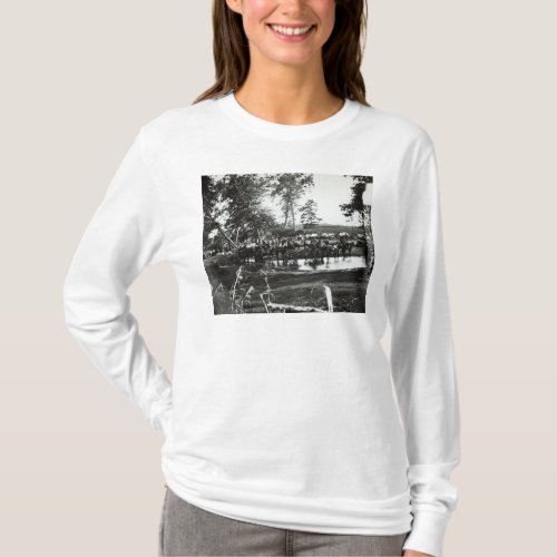 Federal battery fording a tributary on battle T_Shirt