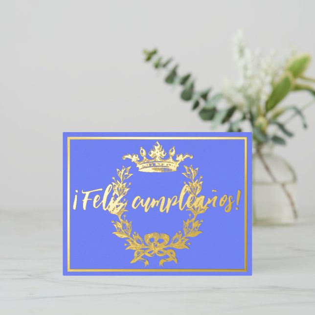 ¡Feliz cumpleaños! Crown Invitation Postcard (Standing Front)