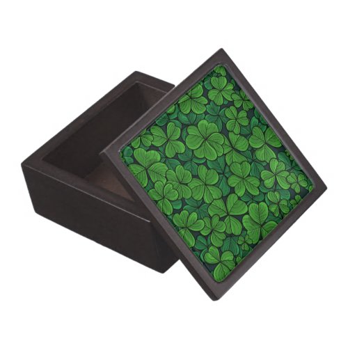 Find the lucky clover 2 gift box