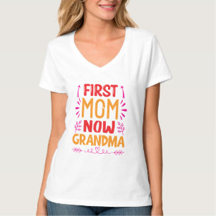 First Mom Now Grandma, Grandma Mothers Day Gifts T-Shirt