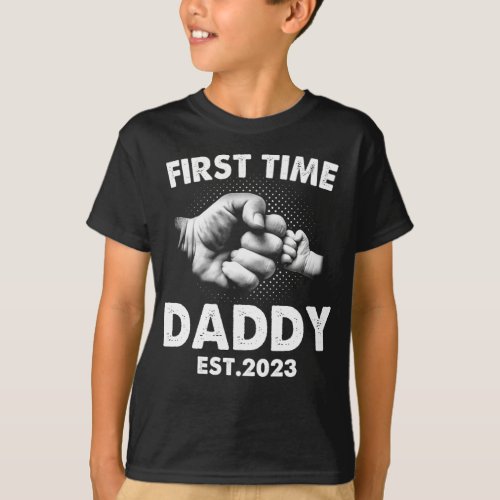 First Time Daddy New Dad Est 2023 Funny Fathers  T_Shirt