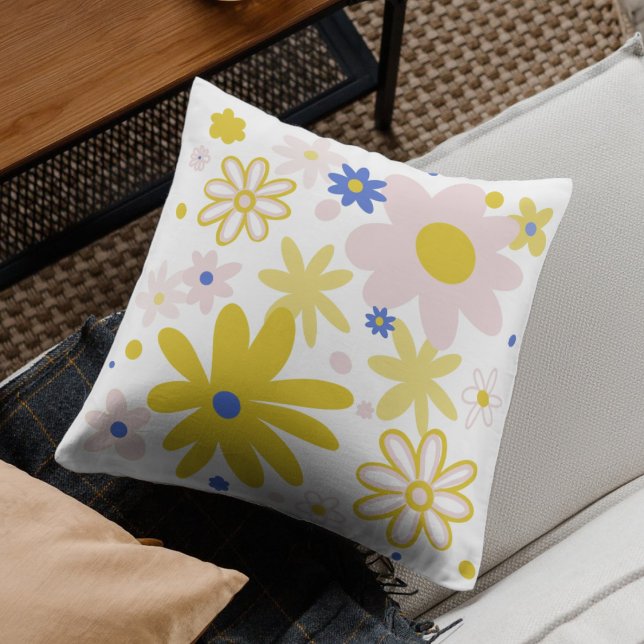 Flores amarillas brillantes throw pillow (Creator Uploaded)