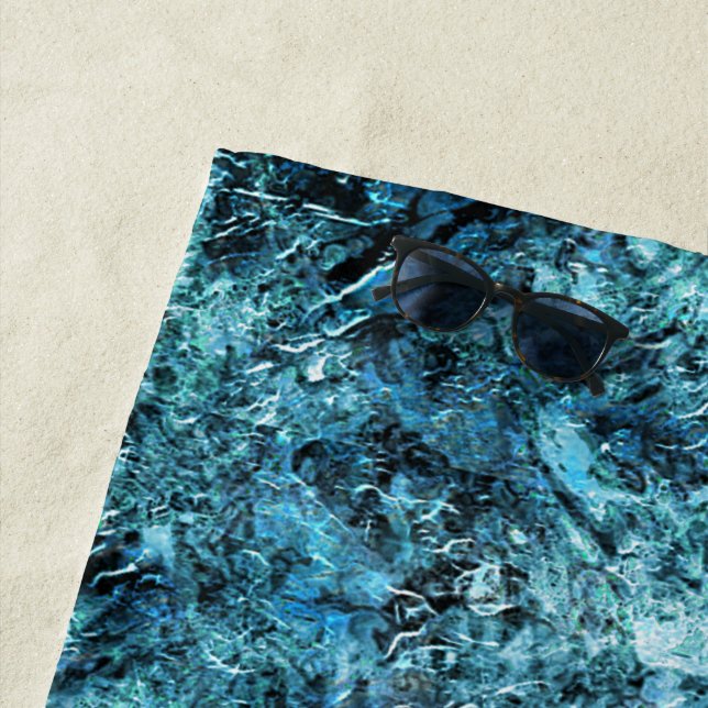 Floresta azul sob nevasca ou vidro trincado beach towel (In Situ)