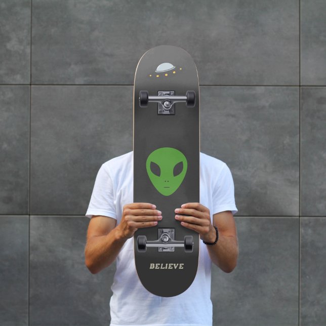 Flying Saucer & Green Alien Skateboard (Flying Saucer & Green Alien Skateboard)
