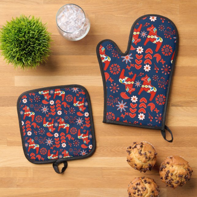 Folk Art Red Swedish Dala Horse Pattern Oven Mitt & Pot Holder Set (Top Down)