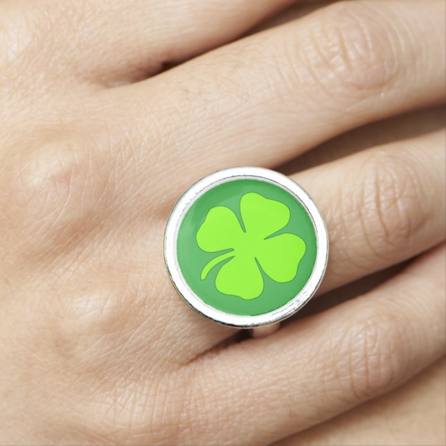 Four leaf clover ring (In Situ)