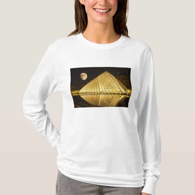 France, Paris, The Louvre Museum, Nighttime T-Shirt (Front)