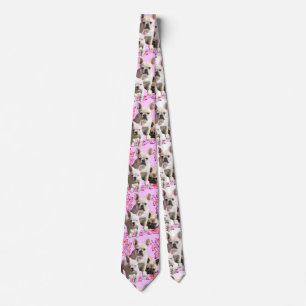 Französische Bulldogge mit drei Bulldoggen in Pink Neck Tie