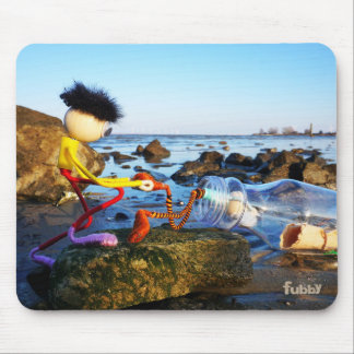 Fubby met flessenpost aan de kust. mouse pad