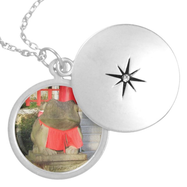 Fuku Kaeru 福かえる Fortune Frog with Red Yodarekake Locket Necklace (Front)