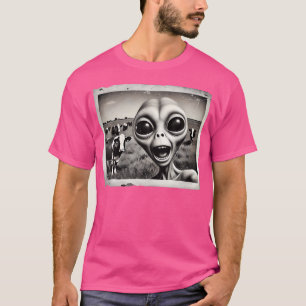 Funny Alien Selfie With Cows Ufo Sci-Fi Humor T-Shirt