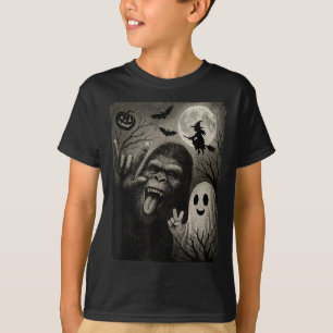 Funny Bigfoot Selfie With Boo Halloween Costume Me T-Shirt