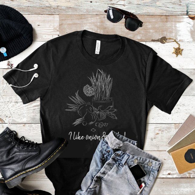 Funny black and white onion & garlic T-Shirt (Creator Uploaded)