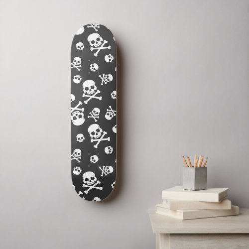 Funny Black and White Skull and Crossbones Pattern Skateboard