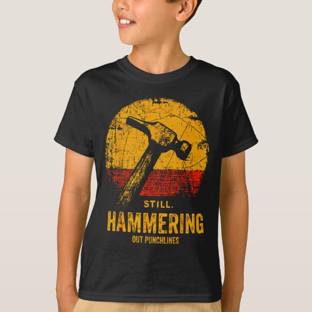 Funny Carpenter Still Hammering Out Punchlines Vin T-Shirt (Front)