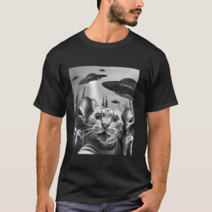 Funny Cat Selfie with UFOs Peace Sign Alien Cat UF T-Shirt