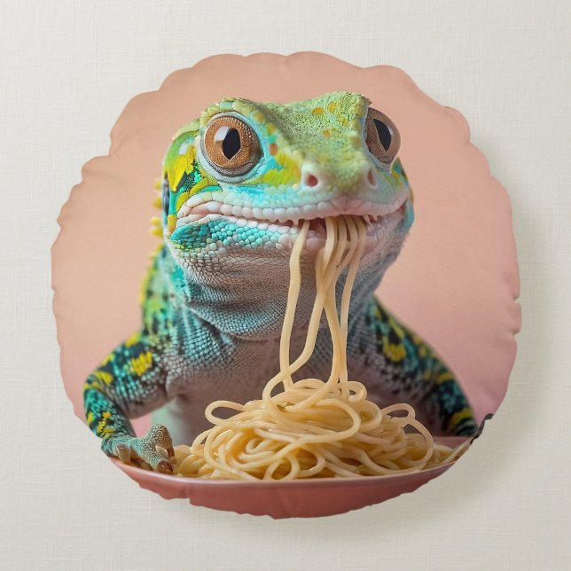 Funny Gecko Eating Spaghetti  Round Pillow (Front)