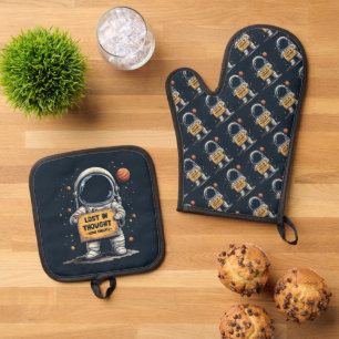 Funny Lost in Thought Astronaut Space Illustration Oven Mitt & Pot Holder Set